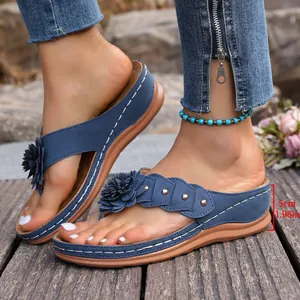 Detailweergave van bloemen sleehaksandalen met klinknagels en 5 cm hak
