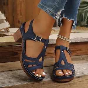 Sandales élégantes à talons épais bleu marine avec bride cheville et design en T aux pieds.