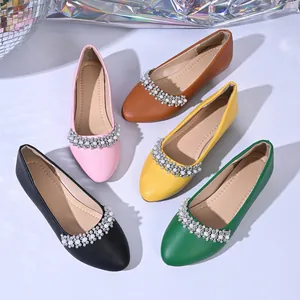 Scarpe basse francesi a punta con eleganti decorazioni in strass in vari colori vivaci