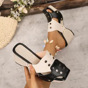 Détails de sandales compensées pour femmes à la mode avec rivets et texture tissée.
