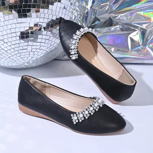 Eleganti ballerine nere con decorazioni in perle e strass sulla tomaia della scarpa