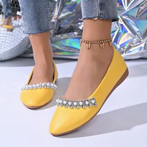 Ballerine gialle a punta da donna con decorazioni in strass e perle
