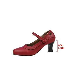 Detailansicht der roten Vintage Mary Jane Pumps mit einem eleganten 6 cm Absatz