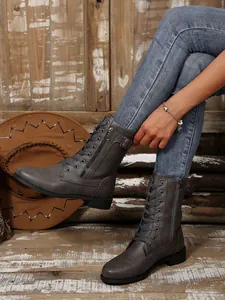 Graue halbhohe Martin-Stiefel mit Seitenreißverschluss und Schnürung, am Modell getragen