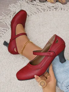 Detailansicht roter Vintage-Mary-Jane-Pumps mit runder Kappe, Pfennigabsatz und Riemchen