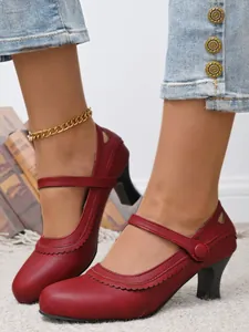 Elegante rote Mary Jane Pumps im Vintage-Stil mit modischem Weinglas-Absatz-Detail