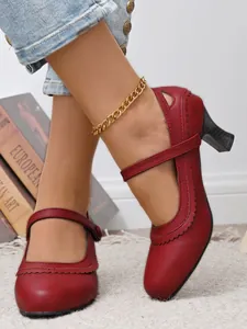 Elegante klassische rote Mary Jane Pumps mit Riemen und Kitten-Heel für schicke Damen.