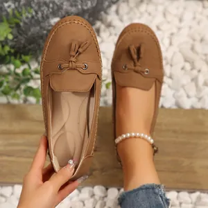Détail de mocassins en daim marron avec glands élégants et semelle souple