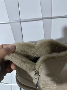 Dettaglio della spessa fodera in pelliccia sintetica negli stivali da neve invernali.