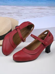 Nahaufnahme roter Mary-Jane-Heels im Retro-Look mit runder Spitze und Pfennigabsatz-Design