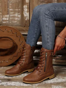 Detailansicht brauner Damen-Schnürstiefel mit Reißverschluss im rustikalen Vintage-Stil