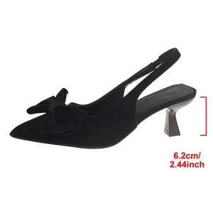 Détail latéral d'escarpins noirs à bride arrière et nœud avec talon de 6,2 cm