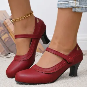 Nahaufnahme von roten Retro-Mary-Jane-Pumps mit elegantem gewelltem Rand und Absatz.
