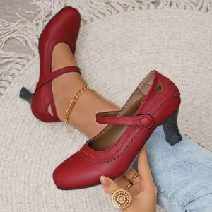 Nahaufnahme roter Mary-Jane-Heels im Vintage-Stil mit elegantem Riemenverschluss
