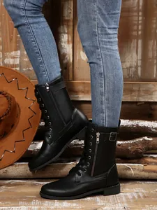 Detailansicht der schwarzen Damen-Combat-Boots mit Schnalle und seitlichem Reißverschluss.