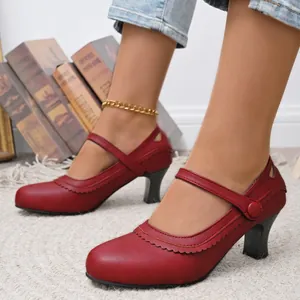 Nahaufnahme von roten Retro-Mary-Jane-Pumps mit Riemchen und elegantem Pfennigabsatz