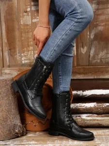 Detail der schwarzen Damen-Schnürstiefel mit Reißverschluss und mittlerer Schafthöhe.