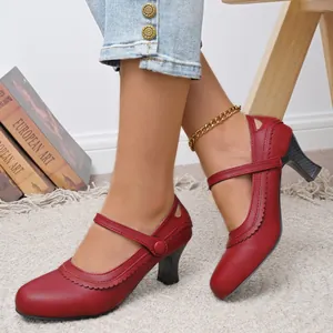 Detailansicht roter Retro Mary Jane Pumps mit Spulenabsatz und elegantem Riemen.