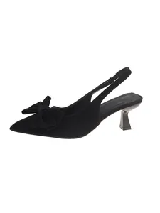 Escarpins noirs élégants à bride arrière, bout pointu, nœud et petit talon
