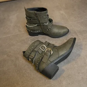Botines para mujer verde oliva oscuro con tacón grueso, hebillas tachonadas y cadenas