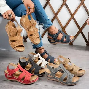 Sandali con zeppa e plateau da donna con cinturini incrociati e cuciture decorative colorate
