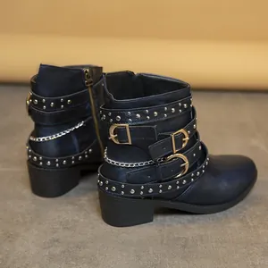 Botines punk europeos azul oscuro con hebillas, tachuelas plateadas y tacón ancho