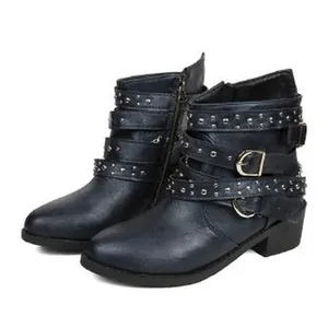 Botines azul oscuro para mujer con correas de tachuelas y tacón ancho