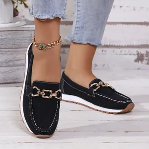 Nahaufnahme bequemer schwarzer Retro-Loafer für Damen mit Goldkette und weißen Nähten