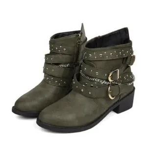 Botines verde oliva de piel sintética con múltiples hebillas tachuelas y cadena