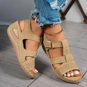 Sandali con zeppa kaki da donna con motivo traforato al laser e chiusura a strappo