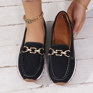 Detail von schwarzen Damen-Loafers mit Goldkette, bequeme flache Freizeitschuhe