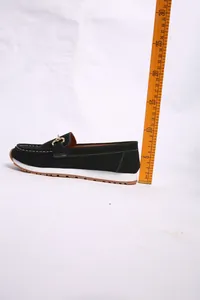 Detaillierte Ansicht schwarzer flacher Slipper für Damen mit gemessener Absatzhöhe