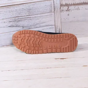 Detailansicht der langlebigen, rutschfesten Gummisohle dieser Vintage-Damen-Loafer