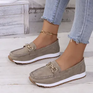 Detailansicht khakifarbener Damen-Loafer mit goldener Kette und weißer Plateausohle.