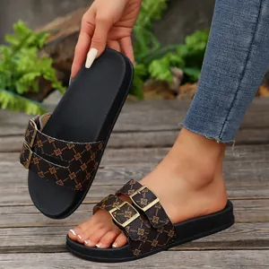 Detailaufnahme von Retro-Sandalen mit verstellbaren Goldschnallen auf einem Holzdeck