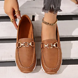 Detailansicht brauner Vintage-Loafer für Damen mit goldener Kette und weißen Nähten.