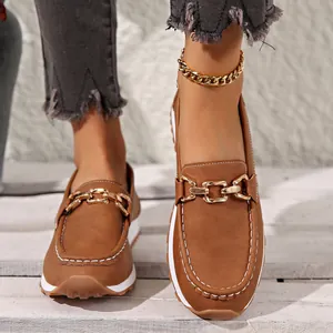 Detailansicht brauner Retro-Loafer für Damen mit Goldkette und weißen Kontrastnähten