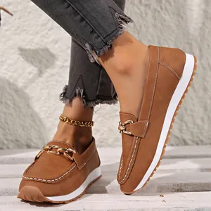 Detailansicht brauner Retro-Slipper für Damen mit dekorativer goldener Kettenschnalle