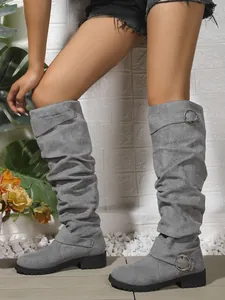 Elegantes botas de gamuza gris estilo slouchy con correas de hebilla y suela negra