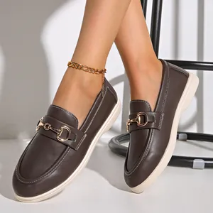 Detailansicht brauner Kunstleder-Loafer mit goldener Schnalle und weißen Nähten