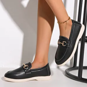 Detailansicht von schwarzen Damen-Loafers mit Trensenschnalle und weißen Sohlen