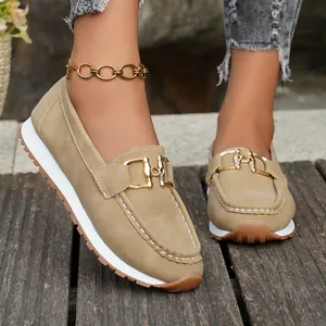 Mocassini casual da donna cachi con fibbia dorata vintage e comoda suola bianca piatta