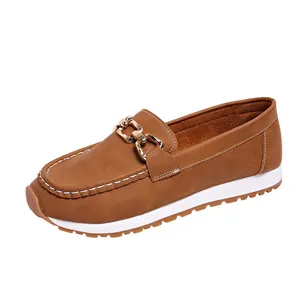 Elegante braune Retro-Loafer für Damen mit goldener Kette und weißer flacher Gummisohle