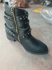 Vista detallada de botines punk negros para mujer con tachuelas y cadenas plateadas