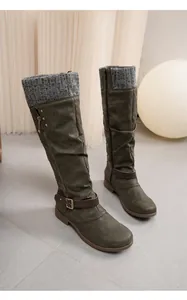 Detail van olijfgroene hoge dameslaarzen met gebreide kraag en decoratieve gespband