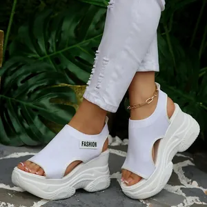 Stijlvolle witte fly-knit platformsandalen met sportief peep-toe ontwerp voor dames