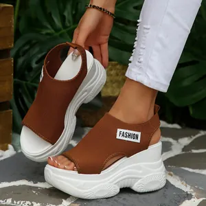 Stijlvolle bruine gebreide platformsandalen met dikke witte sleehak en peep toe design