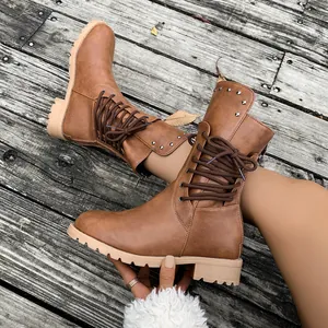 Detailansicht der braunen mittelhohen Combat-Boots mit silbernen Nieten und Schnürung
