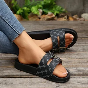 Detailopname van stijlvolle zwarte sandalen met dikke zool en dubbele verstelbare gespen