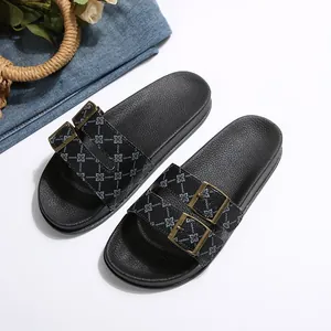 Detailopname van zwarte platform slippers met dubbele gesp en riem met patroon